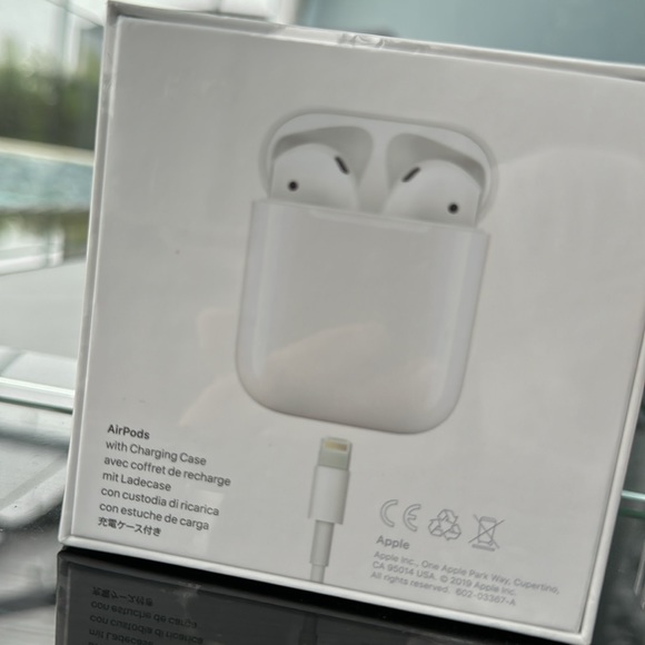 Apple Airpods - Picture 2 of 5